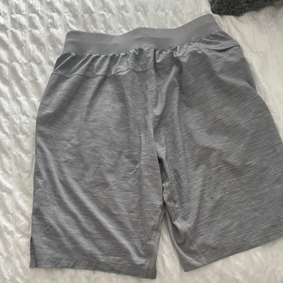 lululemon athletica Men's Light Gray Athletic Shorts - Picture 3 of 6